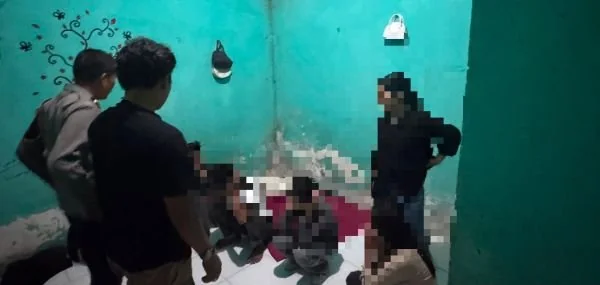 Tiga anak perempuan yang dilaporkan hilang oleh orang tuanya saat berhasil ditemukan polisi di rumah kos (Dok: Ist)