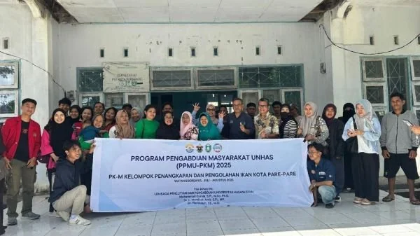 Unhas Edukasi Teknologi Penangkapan dan Pengolahan Ikan kepada Nelayan dan Ibu-Ibu di Parepare (Dok : Ist).