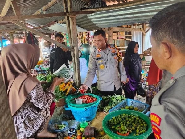 Kapolres Jeneponto, AKBP Widi Setiawan bersama jajarannya saat melakukan peninjauan di Pasar Tradisional Gantinga (Dok : Ist).