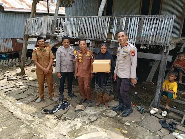 Kasubsektor Bontoramba, Iptu Harifuddin didampingi Kepala Desa Bulusuka, Hamzah, saat mengunjungi kediaman Linrung. (Ist).