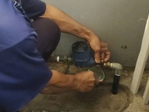 Petugas PDAM Makassar Tengah Melakukan Pengecekan (Dok: Ist).