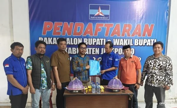 Tim pemenangan Kita Bersama (MSP) Hardianto Haris bersama Sekertaris DPC PKB Jeneponto, Muhammad Basir dan 2 Kader PKB menyerahkan formulir pendaftaran ke Panitia Penjaringan Cakada DPC Partai Demokrat Jeneponto, Asriadi Rustam dan Ismail Nakku.
