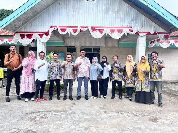 Direktur Kependudukan dan Jaminan Sosial Bappenas, Dr. Cholifihani, bersama timnya saat menyambangi Kantor Dinas Dukcapil Jeneponto, yang dipimpin langsung oleh Kadis Dukcapil, Mustaufiq. (Ist).