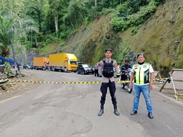 Personil Polsek Tapalang saat melakukan pengamanan dilokasi perbaikan jalan (Dok : ist).