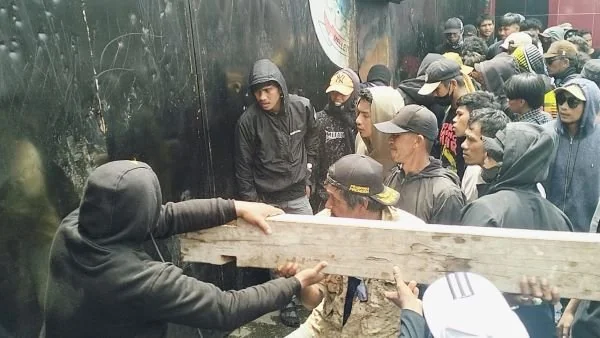 Massa aksi saat mencoba menerobos Kantor Gubernur Sulbar (Dok : Aldy KabarMakassar).