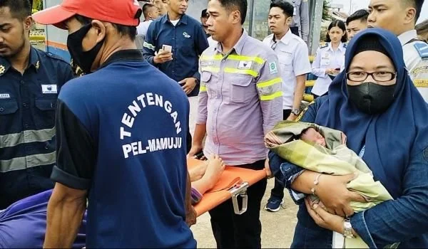 Ibu dan bayinya saat dievakuasi menggunakan ambulance di pelabuhan Ferry Simboro Mamuju (Dok : Aldy KabarMakassar).