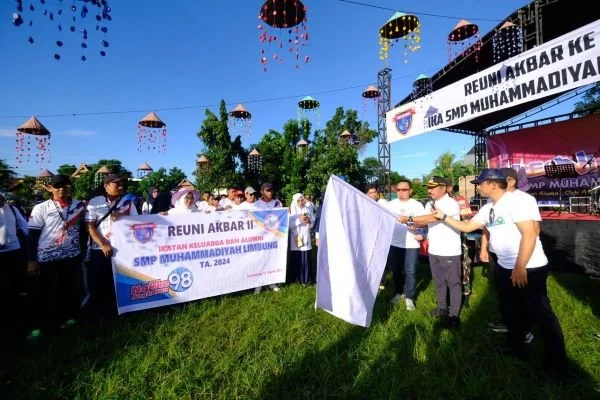Wakil Bupati Gowa, Abdul Rauf Malaganni didampingi Pj Sekretaris Daerah Kabupaten Gowa, Abdul Karim Dania melepas secara langsung ratusan peserta jalan santai Ikatan Alumni SMP Muhammadiyah Limbung.