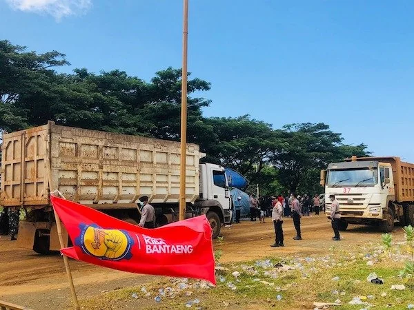 TNI Polri saat melakukan pengamanan aksi blokade jalan yang dilakukan oleh Serikat Buruh Industri Pertambangan dan Energi (SBIPE) di kawasan Industri Bantaeng (KIBA), Provinsi Sulsel pada Rabu 23 Juli 2025