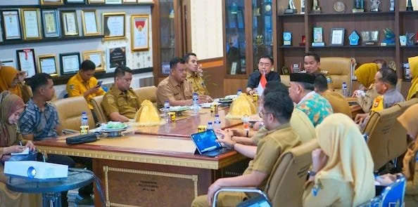 Pj. Bupati Jeneponto, Junaedi Bakri saat melakukan rapat bersama Perwakilan PT. Angin Sejahtera selaku Tim kite surfing membahas relokasi petani rumput laut di Desa Mallasoro.