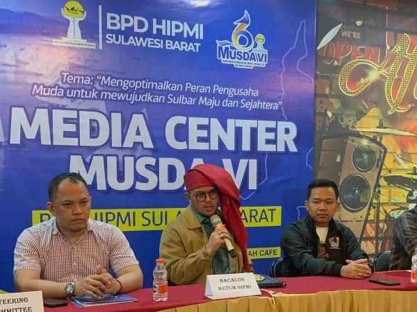 Calon ketua umum HIPMI Sulbar Andi Muhammad Ricki Rachmat Rosali saat mengembalikan berkas pendaftaran (Dok : Aldy KabarMakassar).