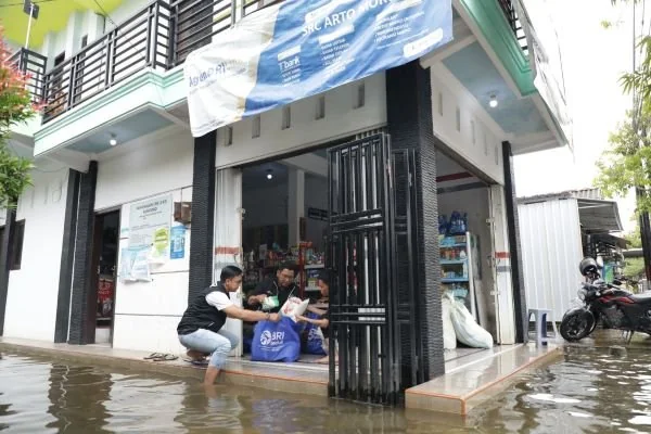 BRI Peduli bergerak cepat melakukan penyaluran bantuan tanggap bencana bagi warga terdampak.di Kabupaten Demak dan Kudus, Provinsi Jawa Tengah.