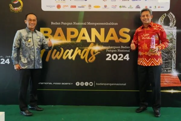 Pj Gubernur Sulsel, Prof Zudan Arif Fakrulloh dan Kepala Dinas Ketahanan Pangan, Muhammad Arsjad saat menerima penghargaan dari Badan Pangan Nasional (Dok: Ist)