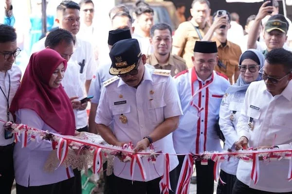 Gubernur Sulbar Suhardi Duka saat melakukan peresmian Koperasi merah putih di Polewali Mandar (dok:Ist)