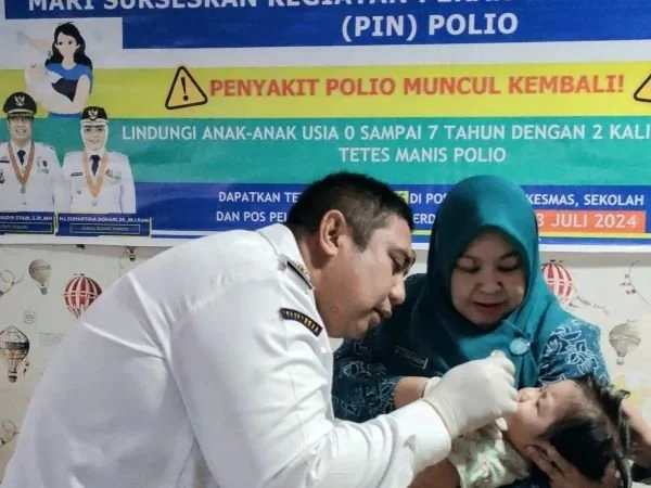 Bupati Maros saat pemberian vaksin polio (Dok : Ist).