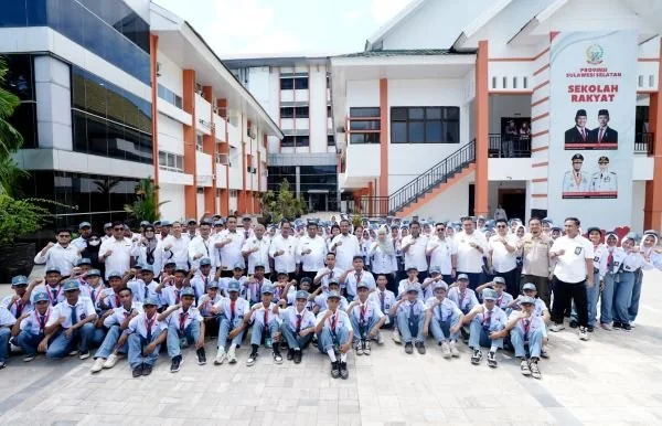 Gubernur Sulsel Andi Sudirman Sulaiman berfoto bersama siswa Sekolah Rakyat di Kota Makassar (Dok: Ist)
