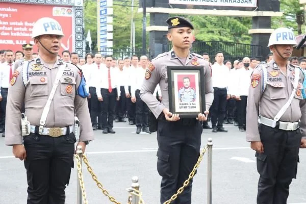 Pemberian penghargaan kepada anggota Polrestabes Makassar (Dok : Ist).