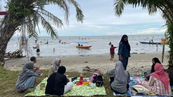 Ribuan pengunjung memadati Pantai Balo-Balo (Dok : Dini KabarMakassar).