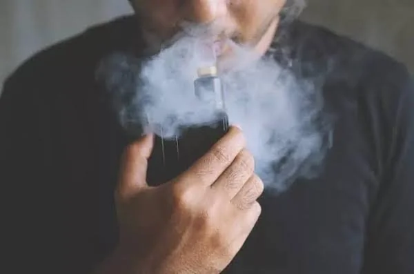 Ilustrasi Sedang Nge-vape, (Dok: Ist).