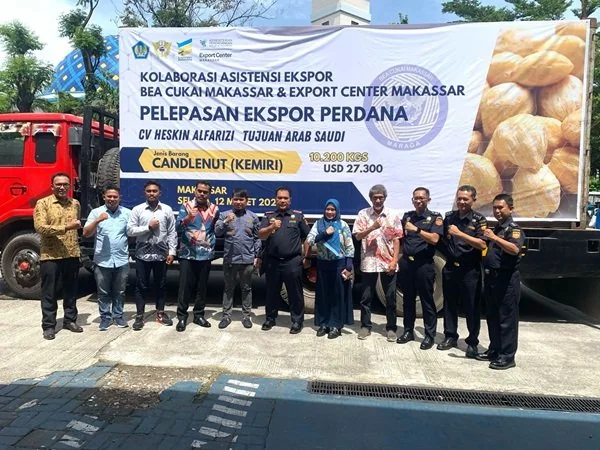 Pelepasan ekspor perdana 10,2 ton kemiri (candlenut) oleh CV Heskin Alfarizi di Pelabuhan Soekarno Hatta Makassar, Sulsel, Selasa (12/3).