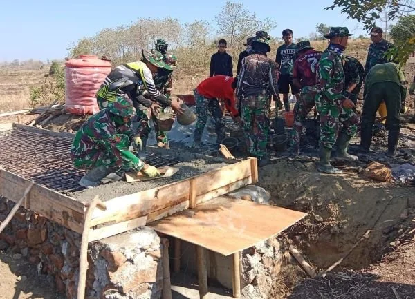 Pembangunan Jembatan yang saat ini dikebut pengerjaannya oleh Satgas TMMD di Desa Tuju, Bangkala Barat, Kabupaten Jeneponto (Dok : Ist).
