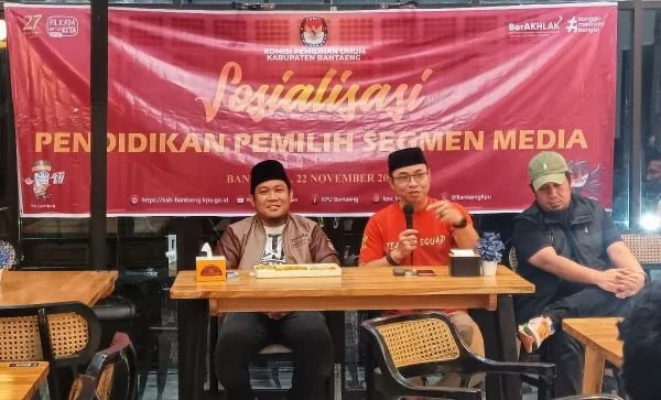 Ketua KPU Bantaeng, Muhammad Saleh saat menggelar sosialisasi pemilih bersama awak media (Dok : Ist).
