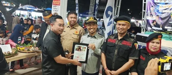 Pj. Bupati Jeneponto, Dr. Reza Saleh Rajab saat menyerahkan piagam penghargaan kepada Sekertaris Umum KORMI, Suardi A. Kahar di Tribun Utama Lapangan Passamaturukang, Bontosunggu pada Sabtu, 25 Januari 2025 tadi malam.