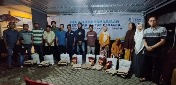 Gelar Bukber, UPT PLN Jeneponto saat Bagikan Sembako Ke Kaum Dhuafa dan Tahfizd 
(Foto: ullah/KM).