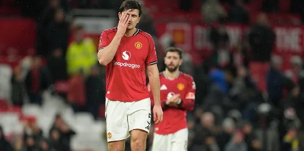Bek Manchester United, Harry Maguire tampak kecewa setelah dikalahkan Brighton di Piala FA, Minggu 11 Januari 2026. (c) AP Photo/Jon Super