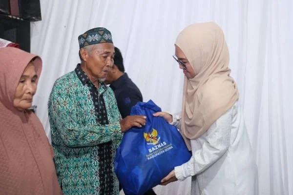 Bupati Gowa, Sitti Husniah Talenrang saat Menyerahkan Bantuan (Dok: Ist).