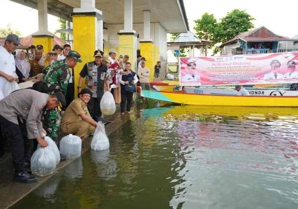 Pj Gubernur Sulsel, Bahtiar Baharuddin saat menebar benih ikan.