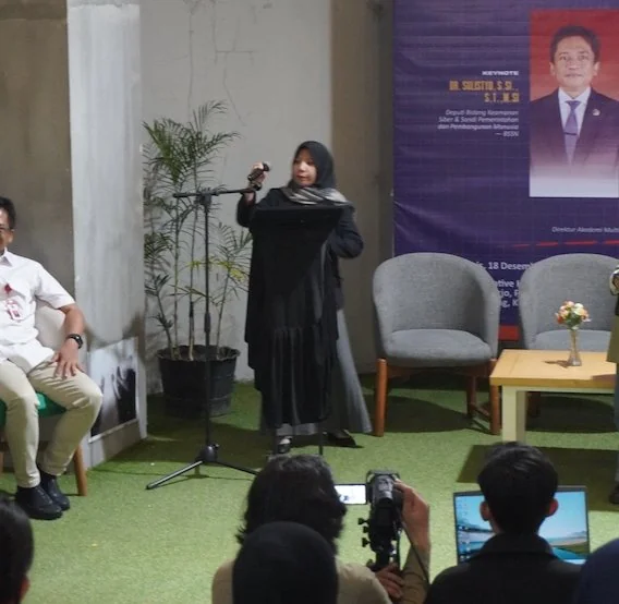 Direktur Akademi Multimedia Indonesia, Hajriana Ashadi, saat Memberikan Sambutan di Kuliah Perdana AMI, (Dok: KabarMakassar).