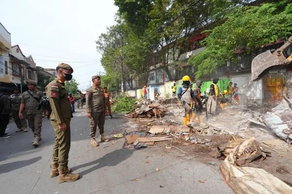 Penertiban lapak PKL di sekitar SMKN 4 Makassar. (Dok: Ist)