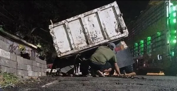 Truk Pemuat Paving Blok Terguling. (Dok: Ist)