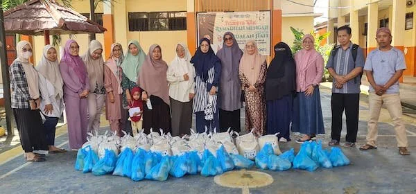 SMK Negeri 1 Kabupaten Jeneponto, saat menggelar kegiatan amal dengan menyalurkan zakat fitrah dan sembako kepada kaum dhuafa. (Foto/ist).