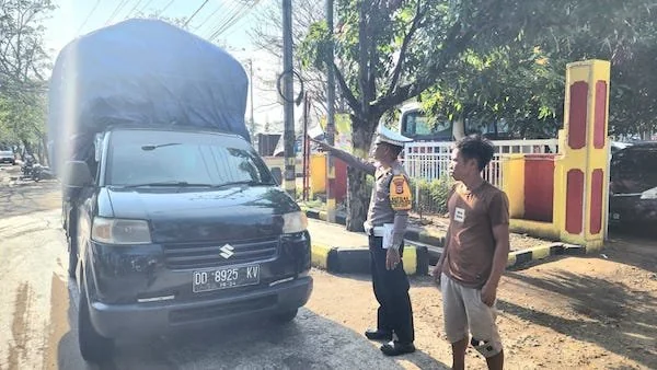 Kasat Lantas Polres Jeneponto, AKP H. Abd. Samad saat memimpin para personilnya melakukan razia kendaraan dalam pelaksanaan Operasi Zebra Pallawa Tahun 2024.