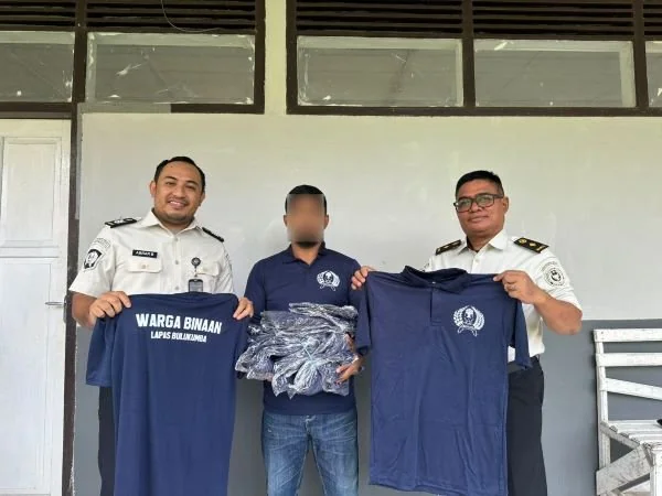 Lapas Bulukumba membagikan pakaian baru bagi tahanan dan narapidana yang dipusatkan di depan ruang Bimbingan Kemasyarakatan dan Perawatan (Bimkemaswat). (Dok: Ist)