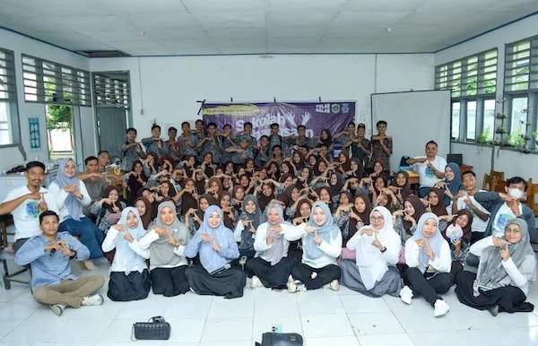 suasana kebersamaan peserta dan panitia sekolah kebangsaan tular nalar di Tapalang (dok:Ist)