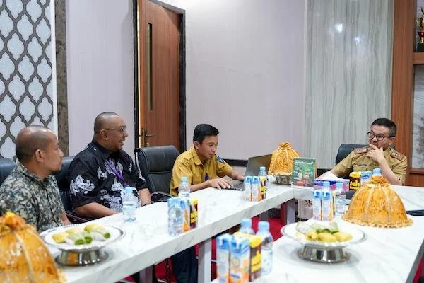 Sekprov Sulsel, Jufri Rahman bersama tim ICRAF di Kantor Gubernur Sulsel (Dok: Ist)