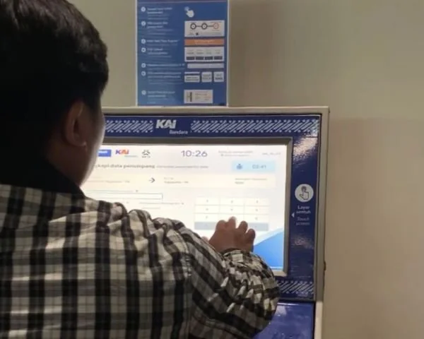 Penumpang membeli tiket kereta api melalui mesin e-kiosk di Bandara Internasional Yogyakarta. Dok. Syamsi Nur Fadhila