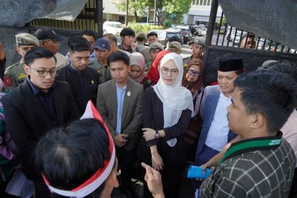 Ketua DPRD Sulsel, Andi Rachmatika Dewi saat Menerima Masa Aksi Badko HMI Sulsel, (Dok: Ist).