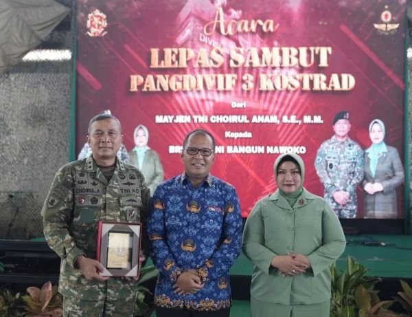 Danny Pomanto menghadiri upacara serah terima jabatan Panglima TNI Divisi Infanteri (Pangdivif) 3 Kostrad, Gowa, Rabu (17/4).