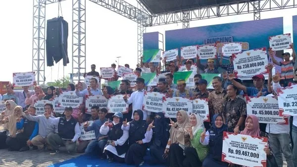 Gubernur Sulawesi Selatan Andi Sudirman Sulaiman berfoto bersama para penerima bantuan di sektor kelautan dan perikanan. Dok. Syamsi Nur Fadhila