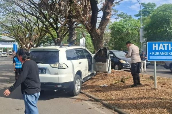 Mobil korban yang dirampok pria bermukena di Bandara Makassar (Dok : Ist).