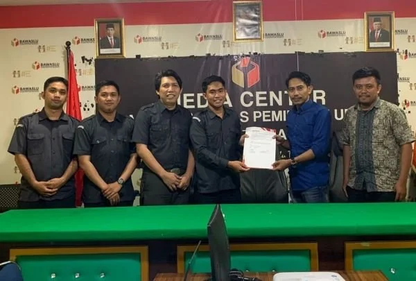 Kuasa hukum Suhartina Bohari saat memberikan surat pencabutan laporan di Bawaslu Maros (Dok: Ist).