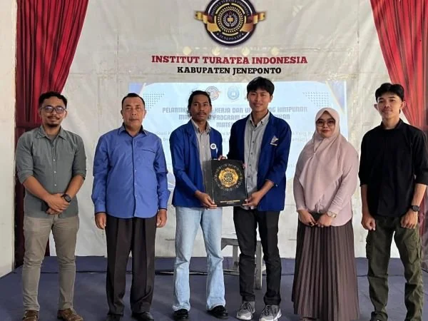 Presiden Mahasiswa INTI, Mardianto Salam bersama Rektor Prof. Dr. H. Maksud Hakim bersama unsur Pimpinan Kampus INTI serta Wakil Rektor 1 dan Dekan Fakultas Keguruan Ilmu Pendidikan saat memberikan piagam pelantikan pengurus Himpunan Program Studi Pendidi