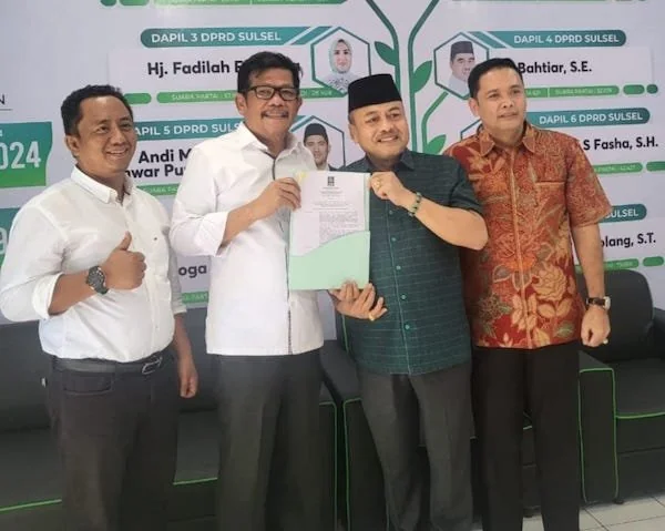 Ketua DPW PKB Sulsel, Azhar Arsyad didampingi Sekretaris DPW PKB, Muhammad Haekal saat menyerahkan rekomendasi final ke H. Muhammad Sarif di Kantor DPW PKB Sulsel. (Ist).