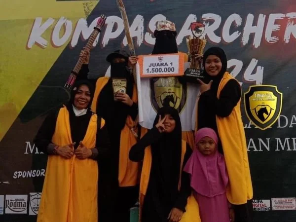 Selvy Adelia saat menerima piala juara 1 Akhwat memanah jarak 25 meter usai berlaga di Lapangan Bontoa Kassi, Kecamatan Antang, Kota Makassar, Sulawesi Selatan (Dok : Ist).