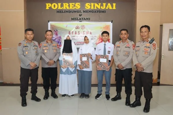 Polres Sinjai saat pemberian beasiswa kepada anak-anak berprestasi di wilayah Sinjai (Dok : ist).