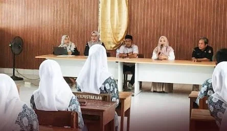 Komisioner Divisi Sosialisasi, Pendidikan Pemilih, Partisipasi Masyarakat, dan SDM, Hasrullah Hafid saat memberikan edukasi kepemiluan di SMAN 3 Jeneponto. (Ist).
