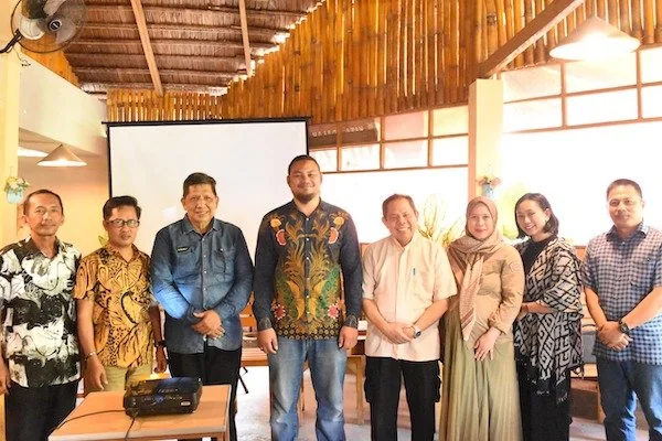 Manager Educare LAZ Yayasan Hadji Kalla, Therry Alghifary saat menyampaikan Beasiswa KALLA 2025 bersama rekan-rekan Universitas dan Perguruan Tinggi se Sulawesi Barat (dok:Ist)